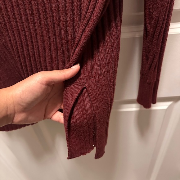 Maroon ribbed sweater with slide slits and asymmetric neckline - Picture 3 of 4